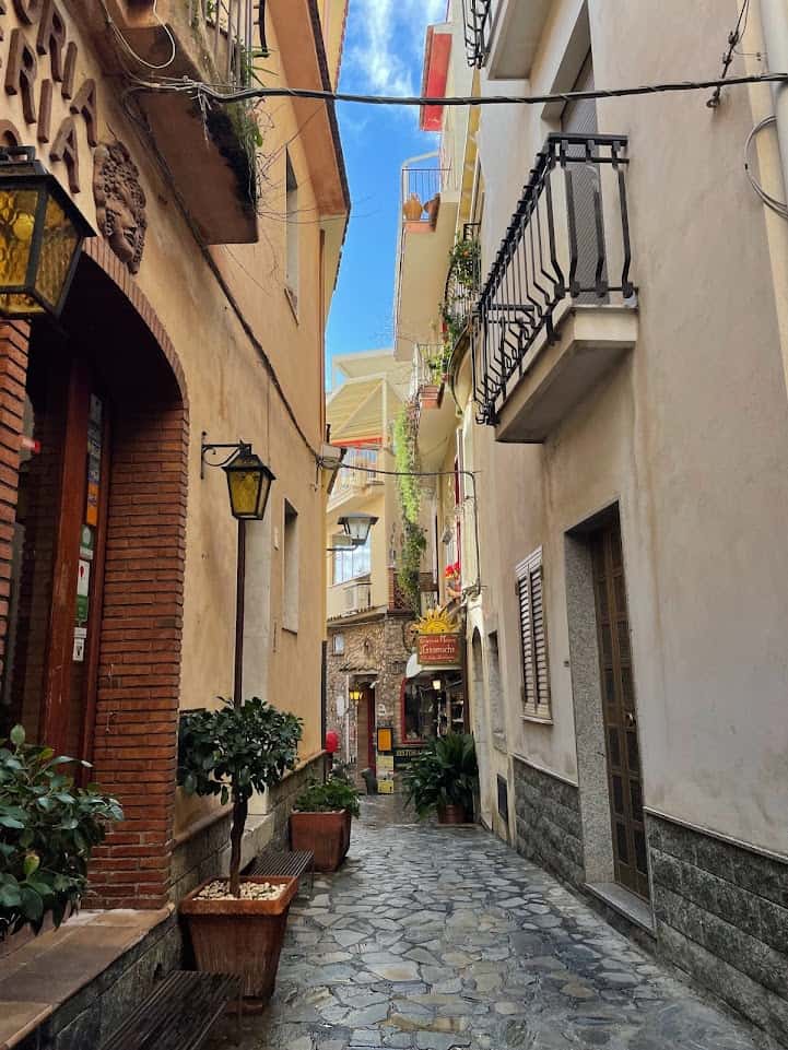 Walk all the alleyways of Castelmora