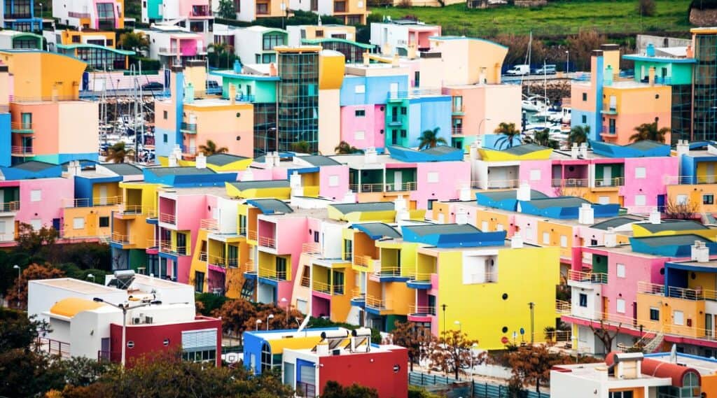 There a colorful buildings in Albufeira
