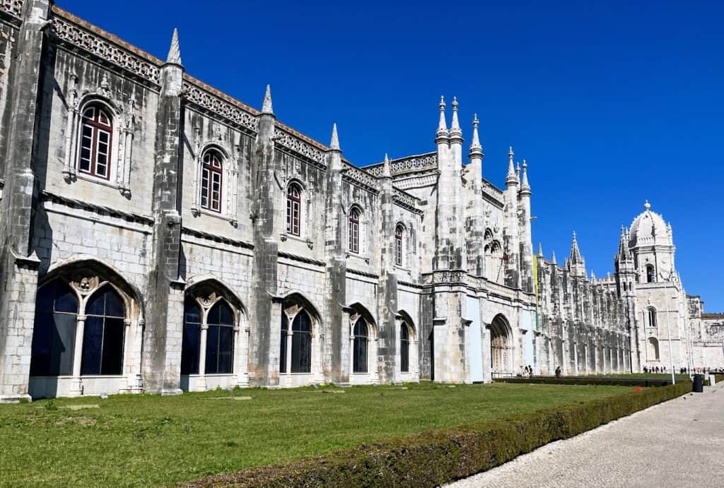 You must buy tuckets to visit the Jerónimos Monastery