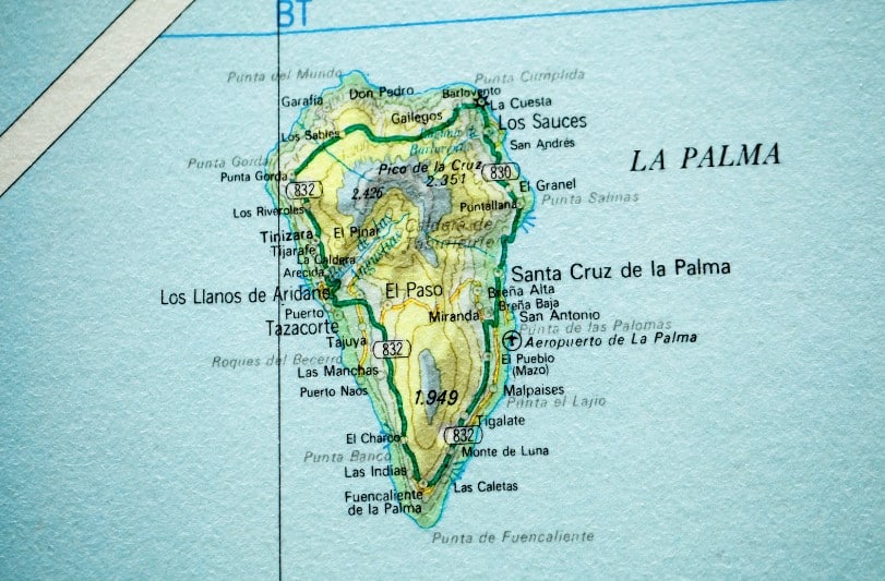 Map highlighting various towns and geographical features of La Palma, Canary Islands, indicating popular destinations for travelers researching where to stay in La Palma. The map shows key locations such as Santa Cruz de la Palma, Los Llanos de Aridane, El Paso, and Fuencaliente, among others, connected by main roads, ideal for planning accommodations and activities on the island.