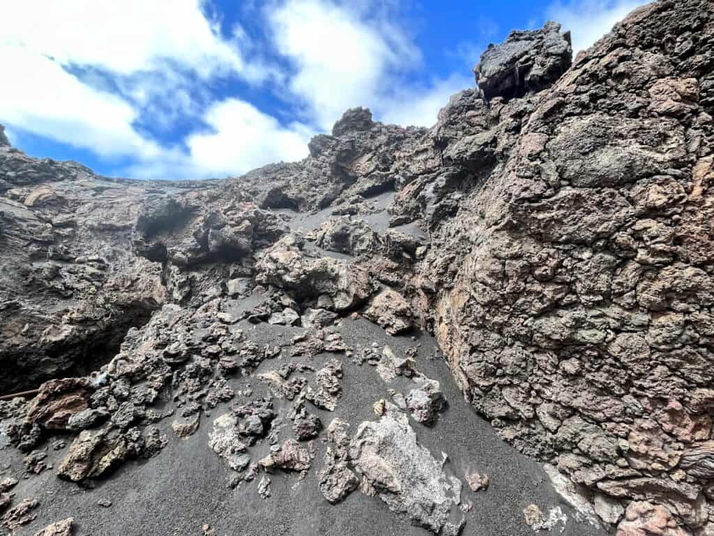 A striking image of the rocky and uneven terrain at Cueva del Vidrio, a testament to the dynamic volcanic history preserved at Caños de Fuego.