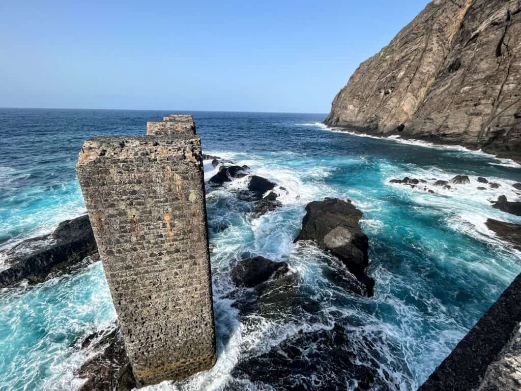 The Hermigua davit sits in blue water, showcasing the port that used to be here for transporting bananas