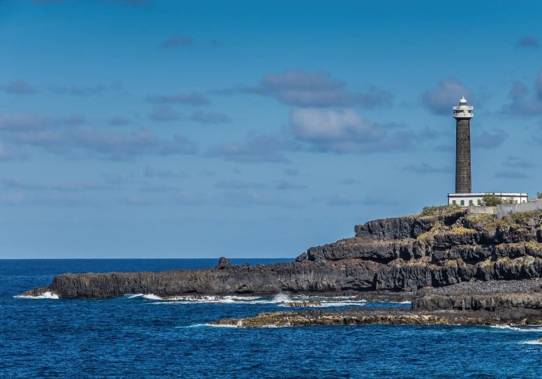 You can stay at this lighthouse on a cliff with the ocean below in Barlovento in La Palma