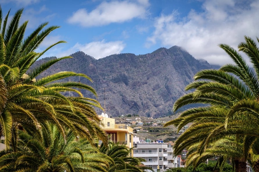 Los Llanos is where to stay when you visit La Palma for hiking the Caldera de Taburiente you can see behind the city