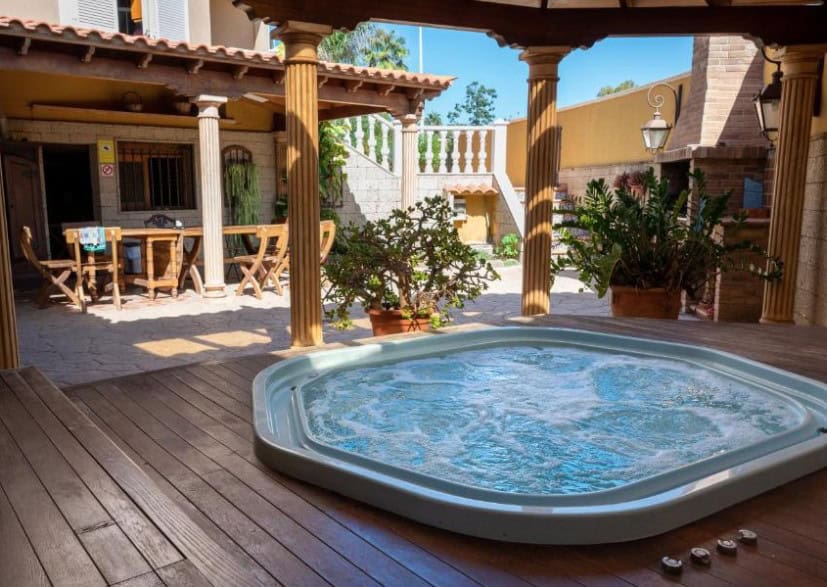 Cozy courtyard with a jacuzzi at Duque Nest Hostel, one of the cheap hotels in Costa Adeje.