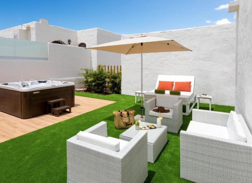 HD Parque Cristobal, one of the best hotels in Los Cristianos, features a private patio with modern furniture and a hot tub.
